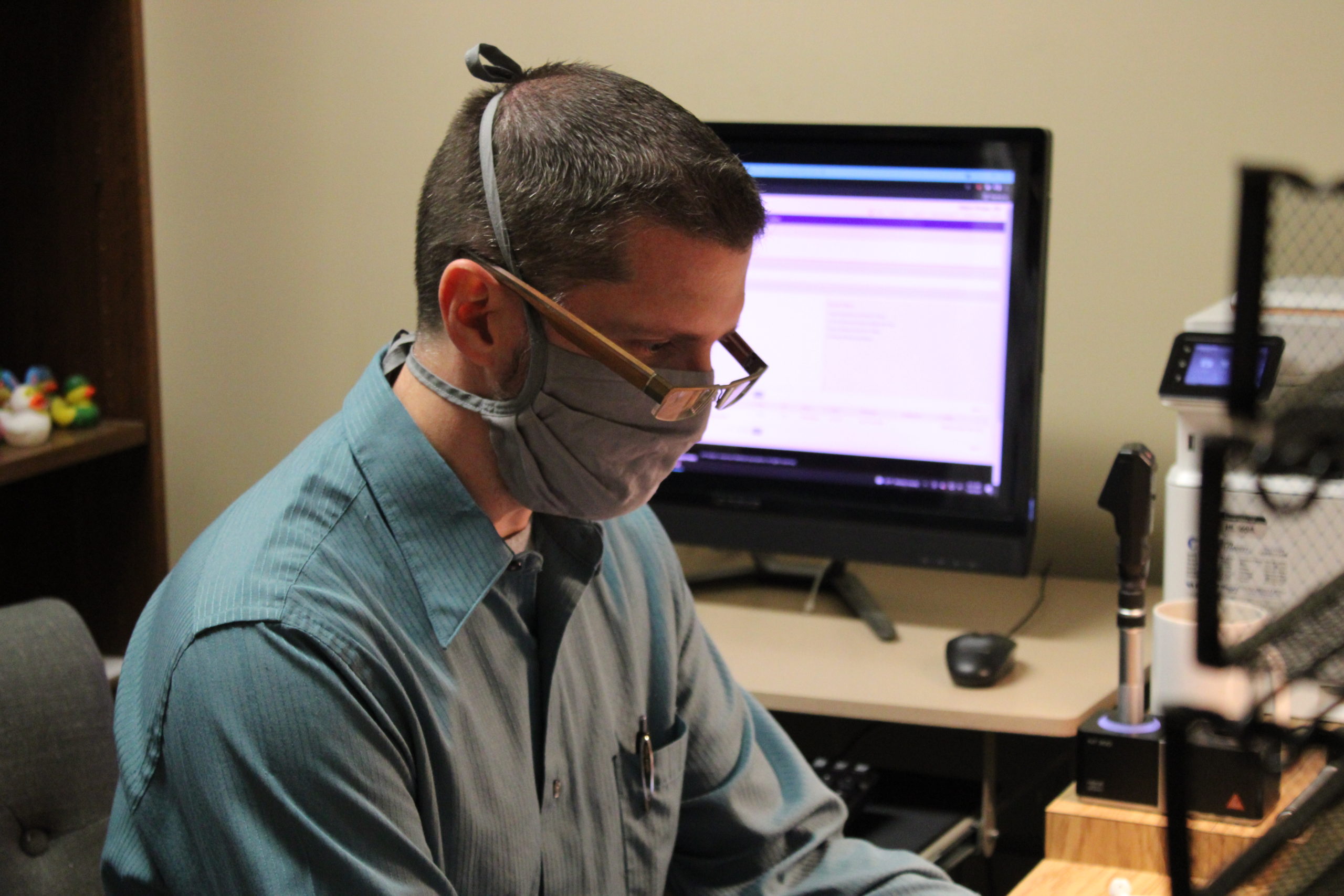 People looking over where to get eyecare